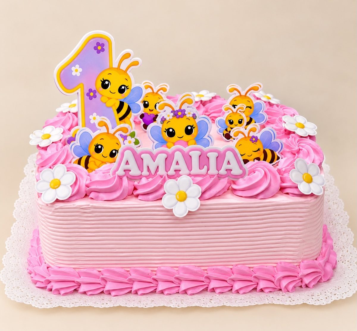 Torta temática de abejitas con el nombre Amalia