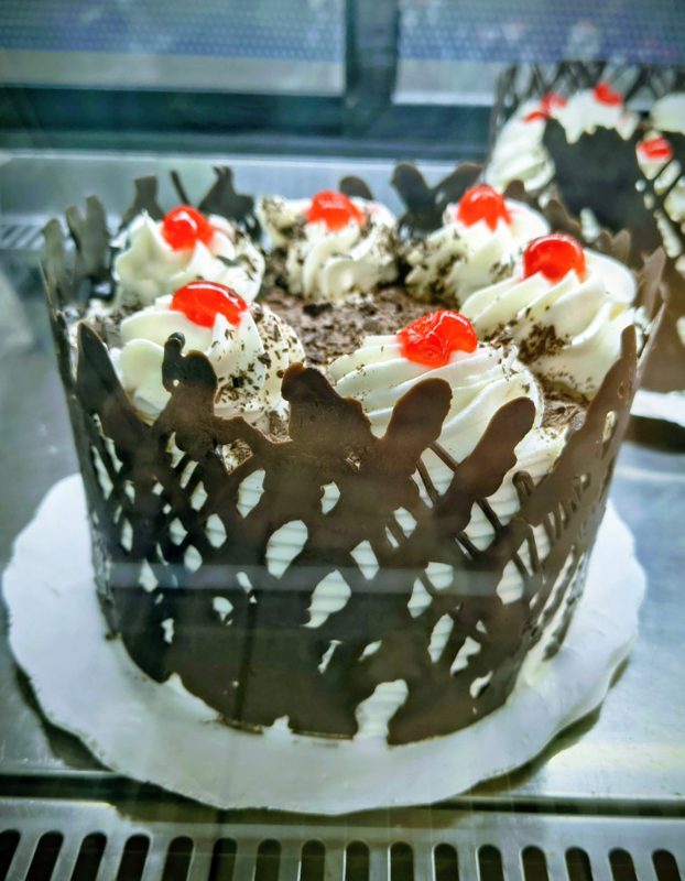 Torta con encaje de chocolate y cerezas